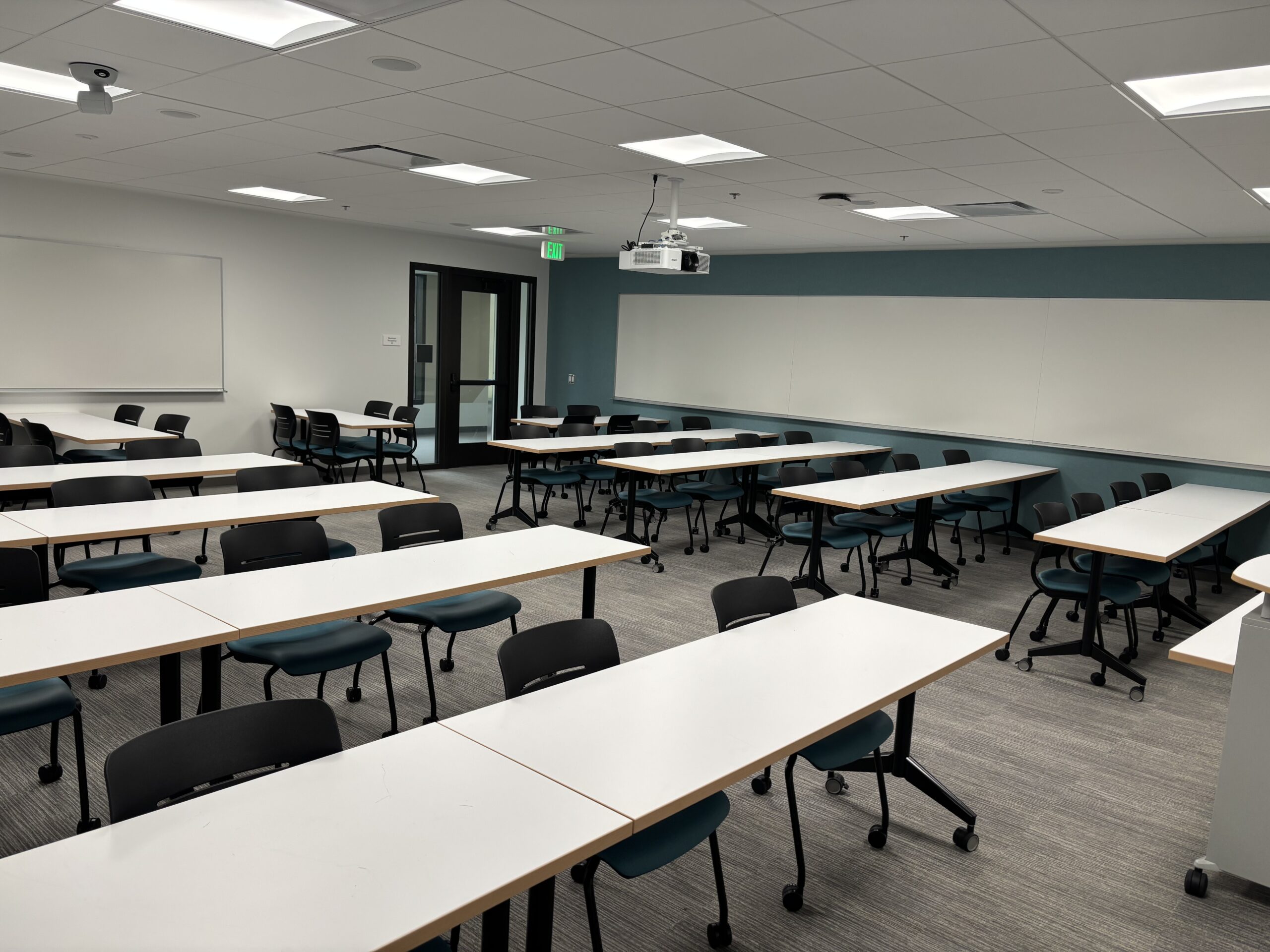 Photo of the T672 active learning classroom inside the T6 simulation suite, showing the layout of tables and chairs.