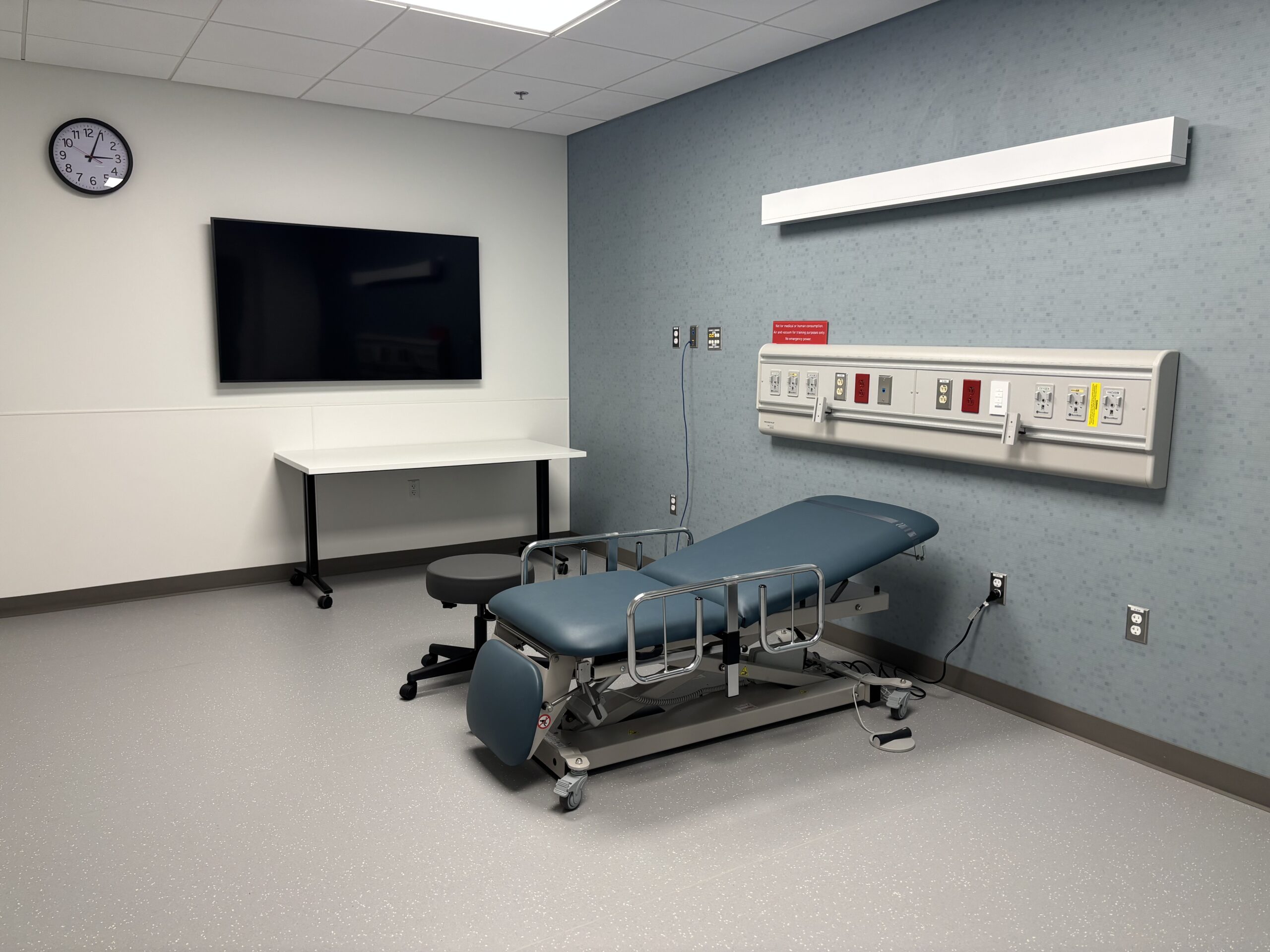 Photo of one of the T6 simulation suite's patient exam rooms.